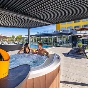 Aura Design & Garden Pool Szálloda